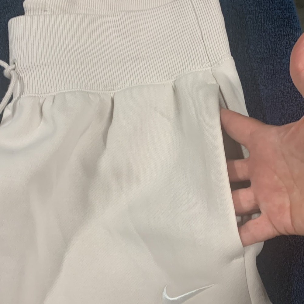 Nike - Picture 2 of 5